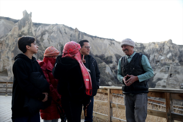 Orta okul mezunu ama tam 9 dil biliyor! Memleketini tüm dünyaya tanıtıyor