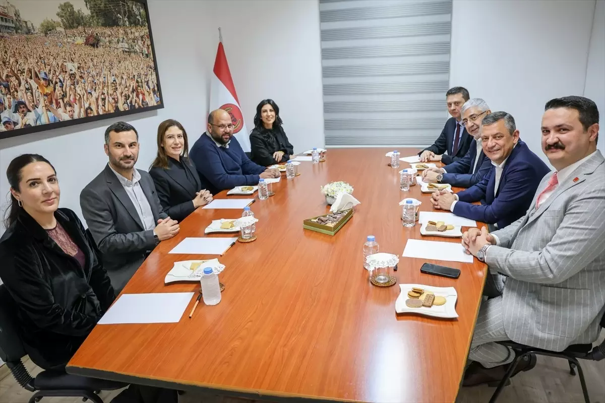 Özgür Özel, KKTC Cumhurbaşkanlığı Senfoni Orkestrası'nın yeni yıl konseri için Lefkoşa'ya gitti