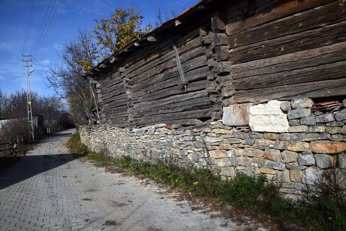 Roma dönemine ait tapınaktaki kabartmalı taşlar köydeki eski yapıları süslüyor