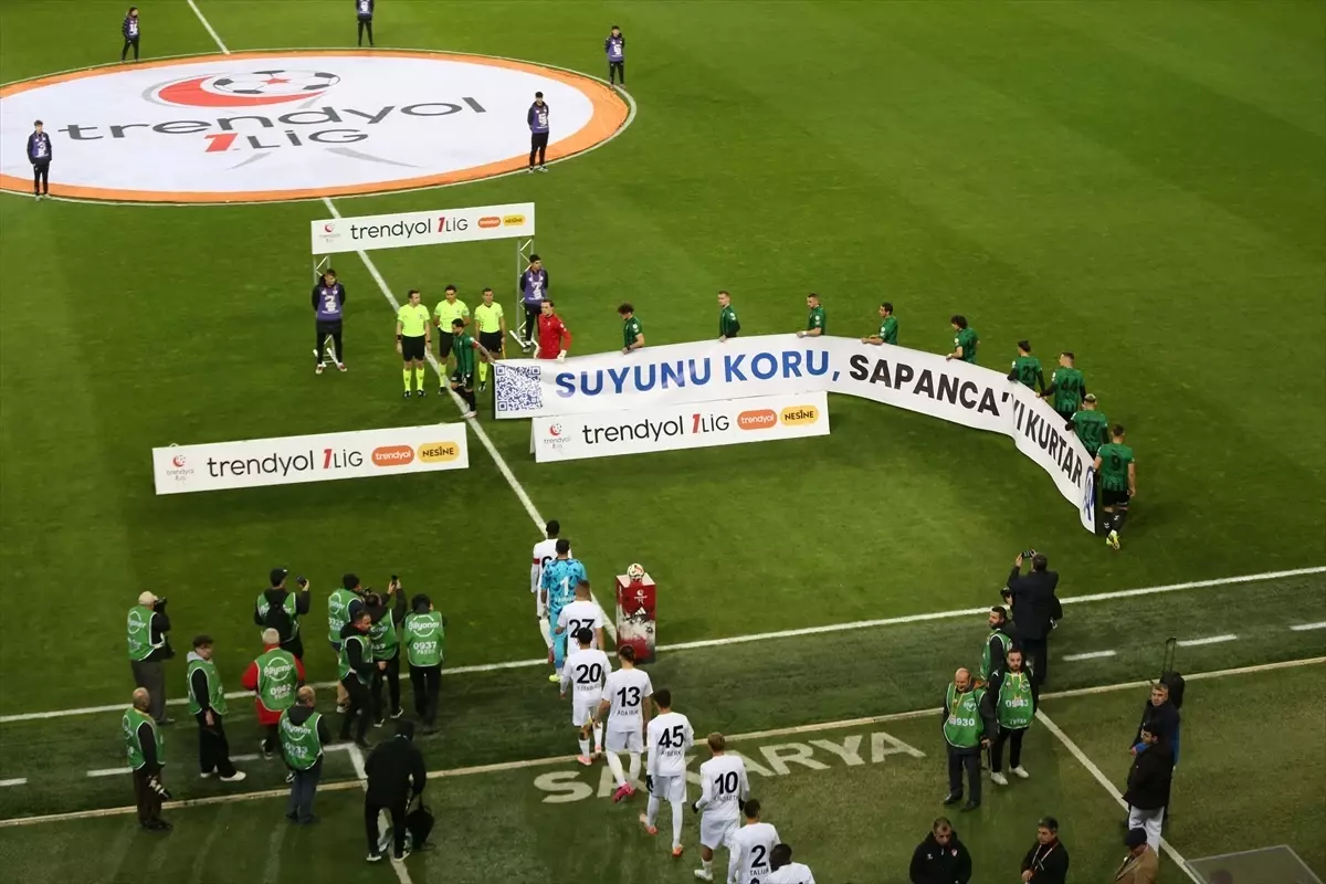Sakaryaspor, 'Suyunu Koru, Sapanca'yı Kurtar' pankartıyla maça çıktı