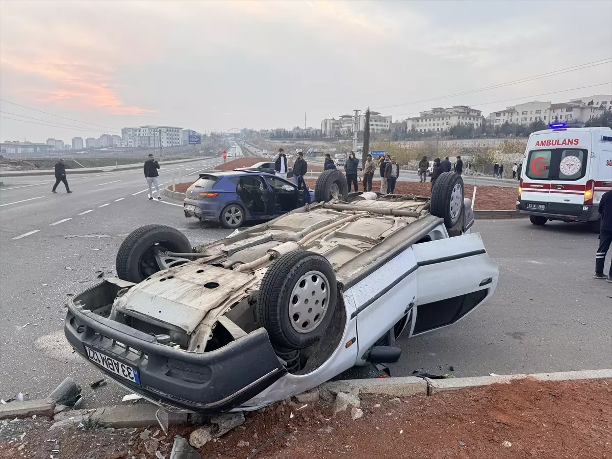 Şanlıurfa'da iki otomobilin çarpıştığı kazada iki kişi yaralandı