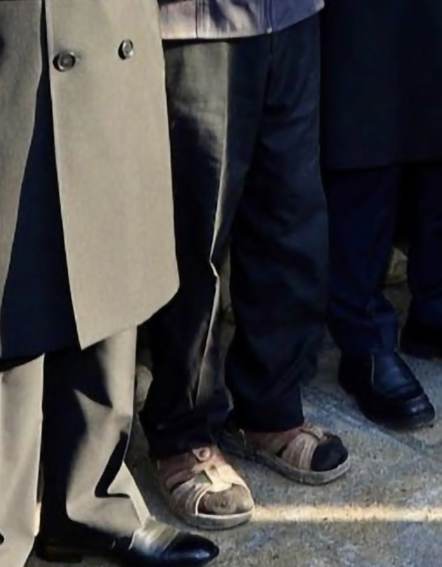 sehit cenazesinde acili babanin terlikli hali 19394641 7233 m