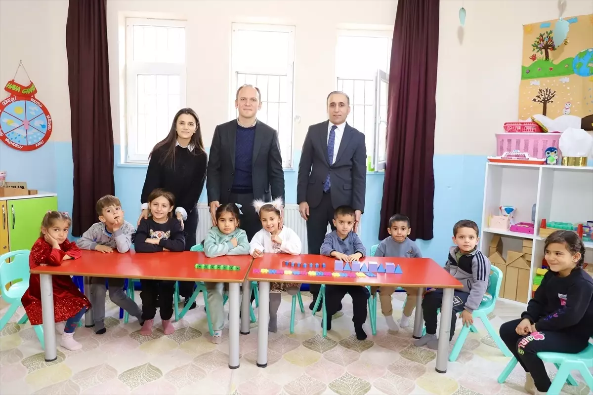 Şemdinli Kaymakamı Akpınar okulları ziyaret etti