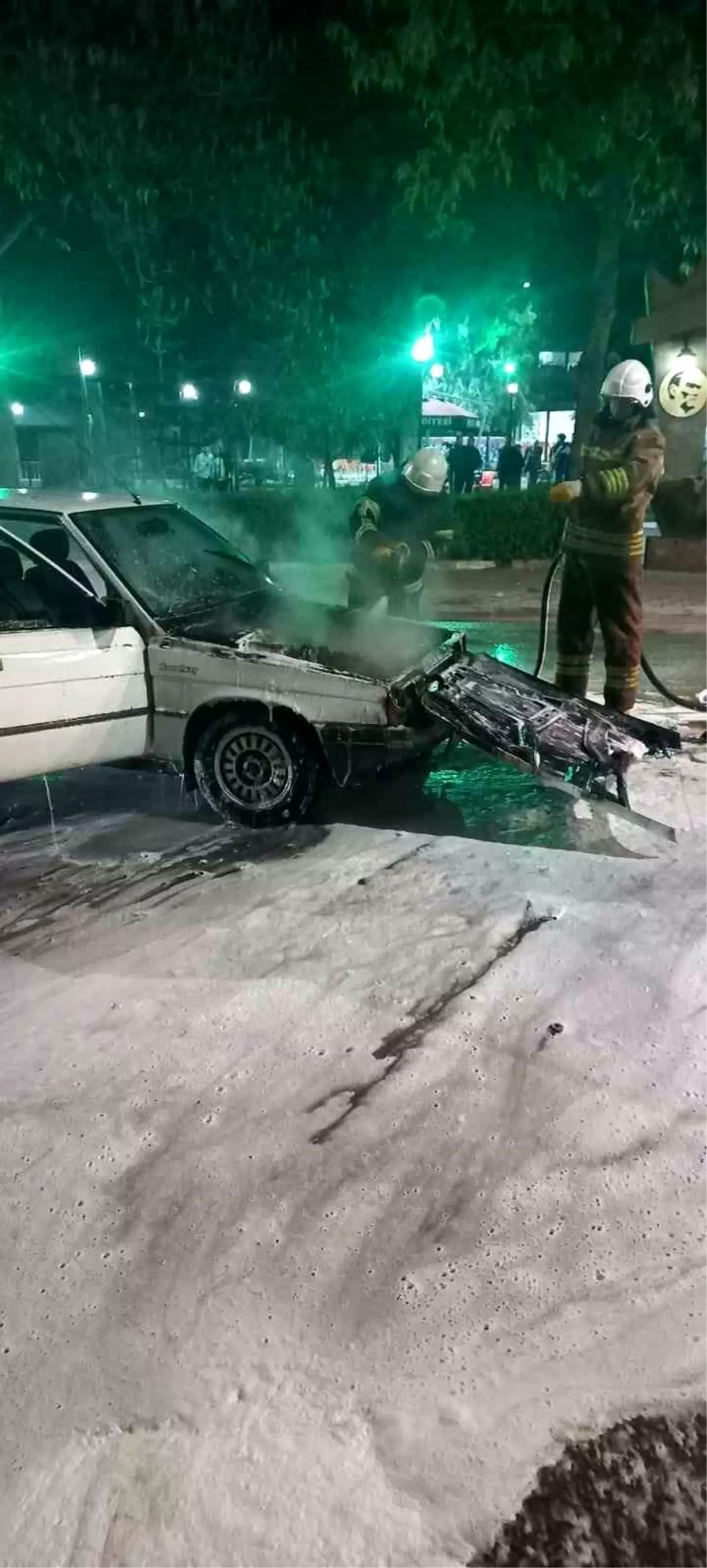 Seyir halindeki otomobil alevlere teslim oldu