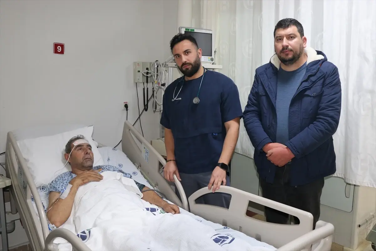 Suriye'de annenin öldüğü zehirlenme olayında baba ve oğluna Türkiye yardım eli uzattı