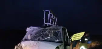 Tokat'ta kamyonet ile traktörün çarpıştığı kazada 2 kişi yaralandı