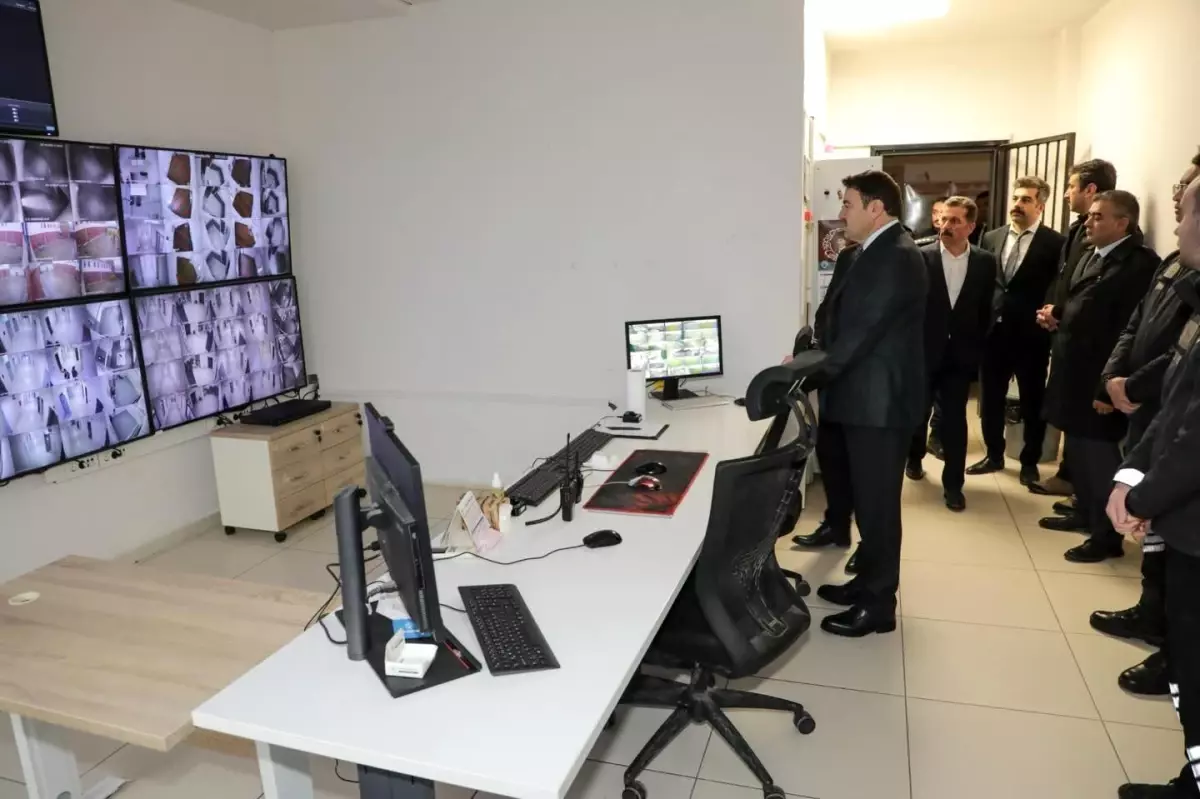 Vali Işın'dan İl Göç İdaresi Müdürlüğü Geri Gönderme Merkezi'nde denetim