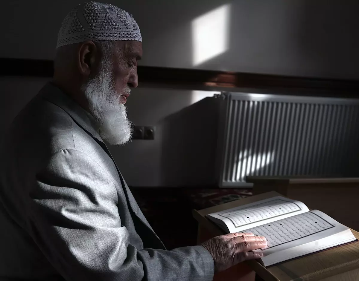 Yıllarca hafız yetiştiren 75 yaşındaki Osman hoca gençlerle yan yana ezber tazeliyor