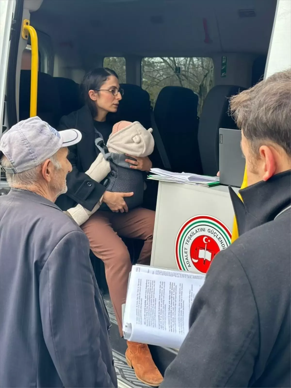 Adalet Bakanı Tunç'tan kucağında bebeğiyle keşfe çıkan hakime tebrik