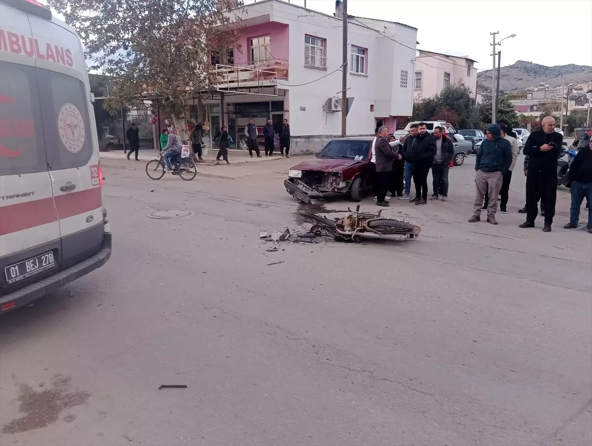 Adana'da otomobille çarpışan motosikletin sürücüsü yaralandı