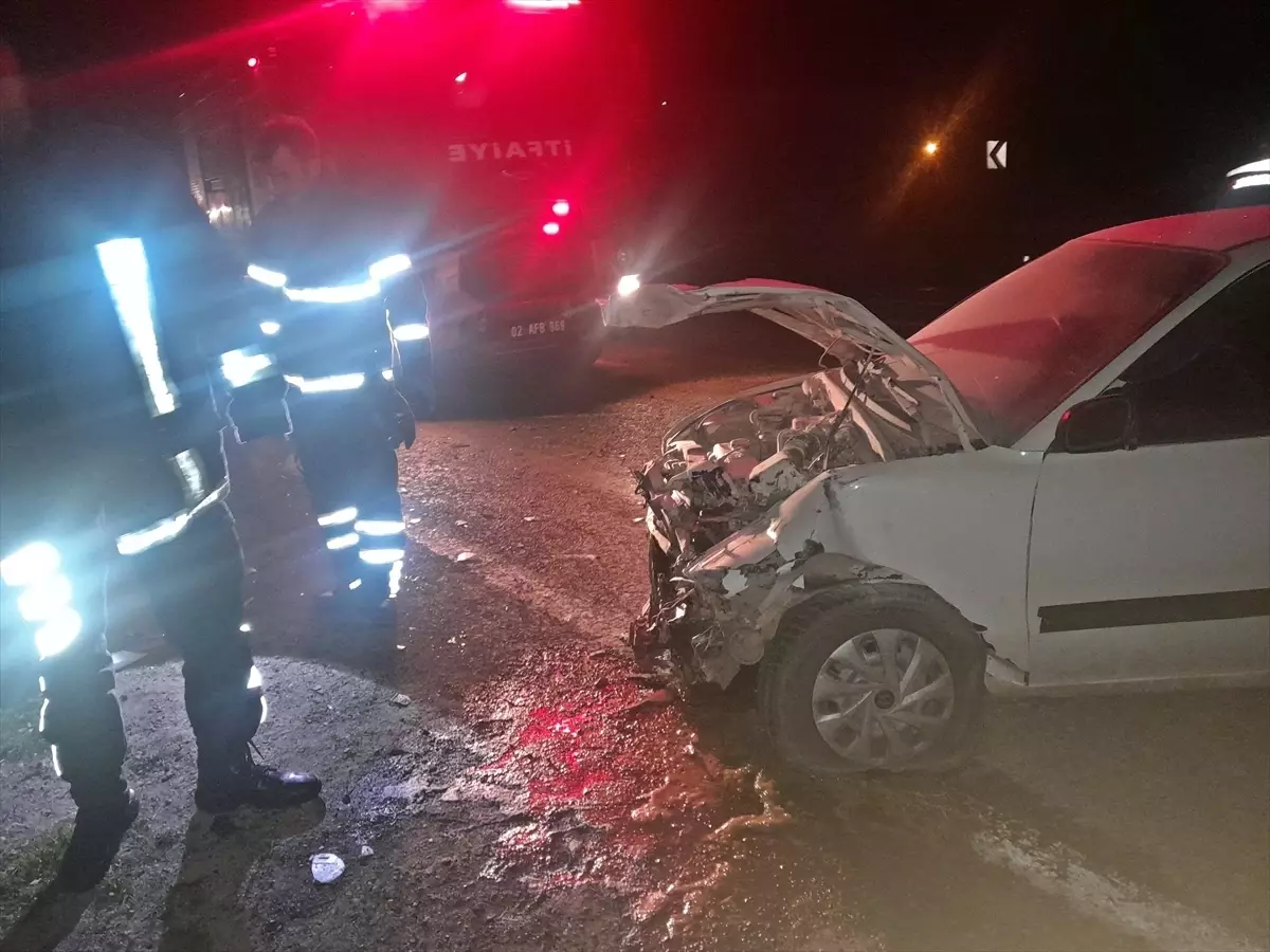 Adıyaman'da 2 otomobilin çarpıştığı kazada 3 kişi yaralandı
