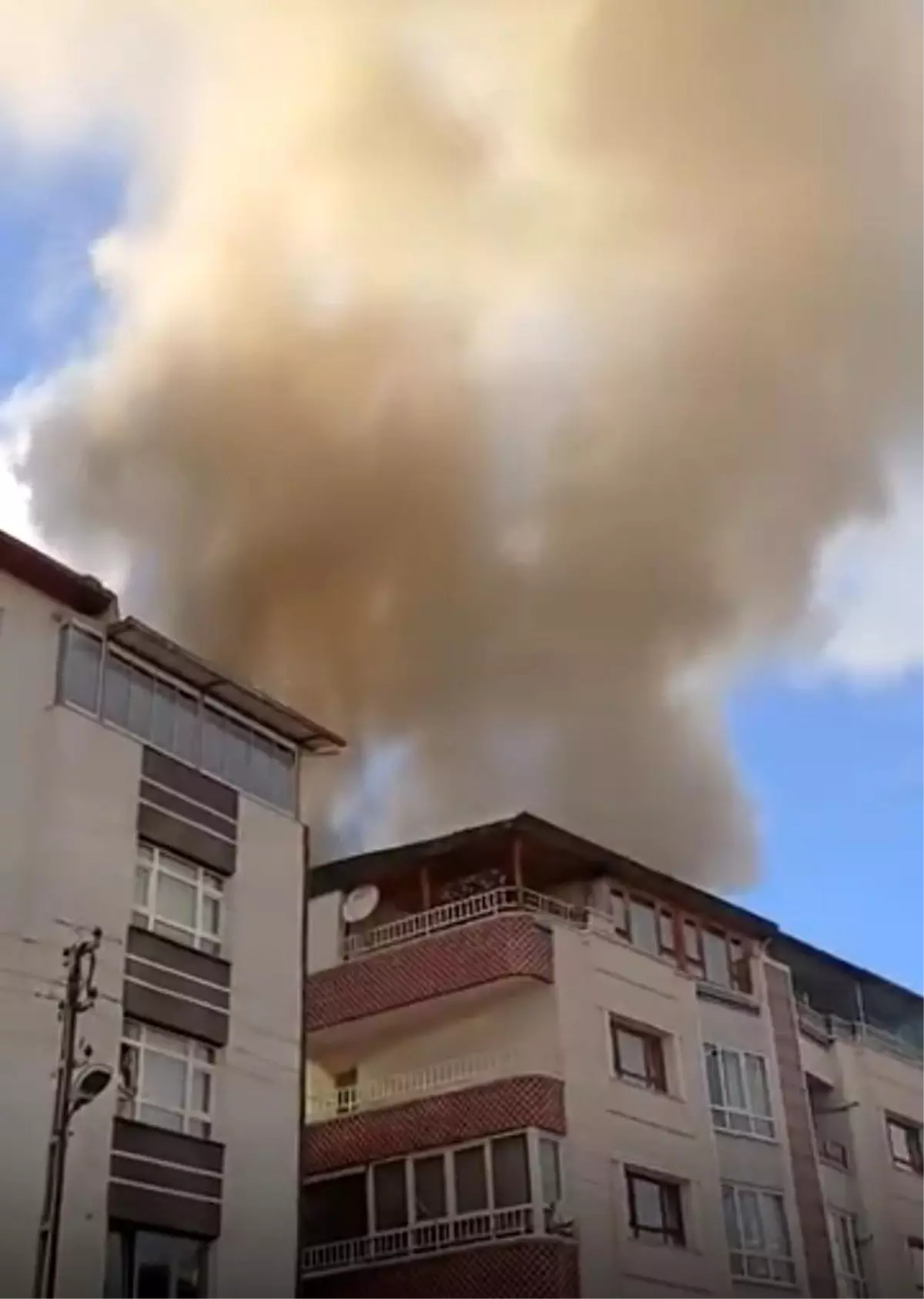 Ankara'da binanın çatısı alev alev yandı