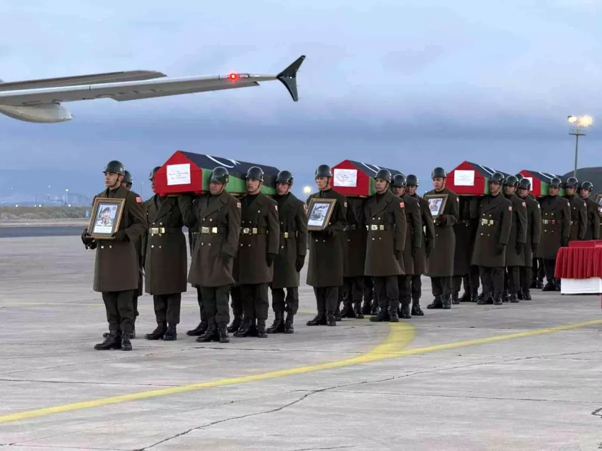 Ankara'da uçak kazasında hayatını kaybeden Libyalı askerler resmi törenle ülkelerine uğurlandı