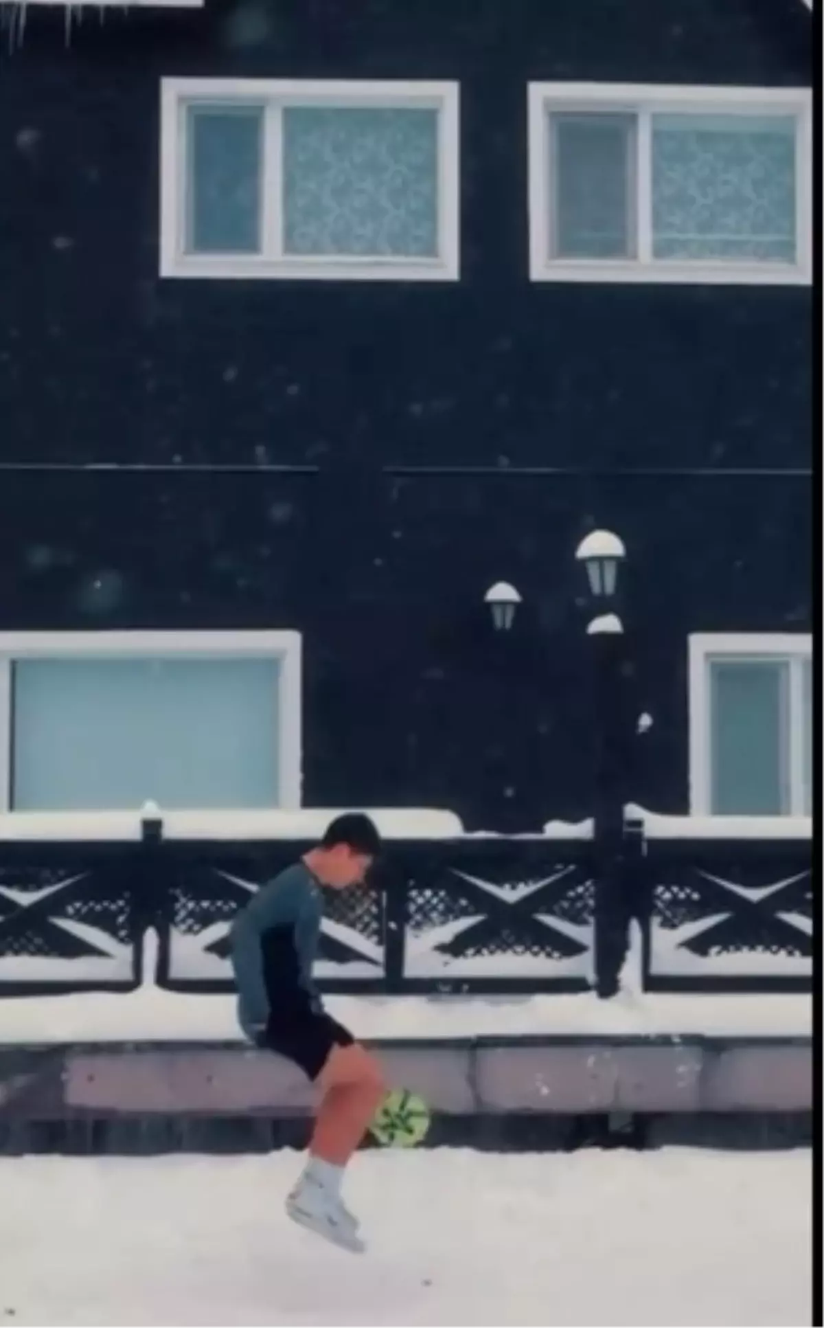 Arda Güler, memleketi Bolu'da arkadaşıyla top oynadı