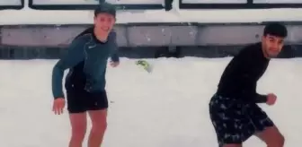 Arda Güler ve Yiğit Efe Demir, -4 dereceye aldırış etmeden karda futbol oynadı