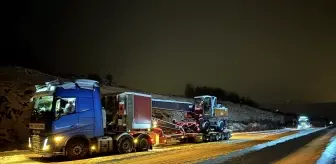 Ardahan'da kar ve buzlanma nedeniyle tırlar yolda kaldı