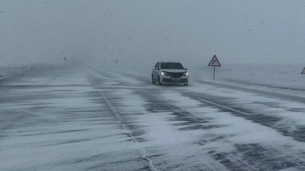 Ardahan'da kar yağışı ulaşımı etkiledi