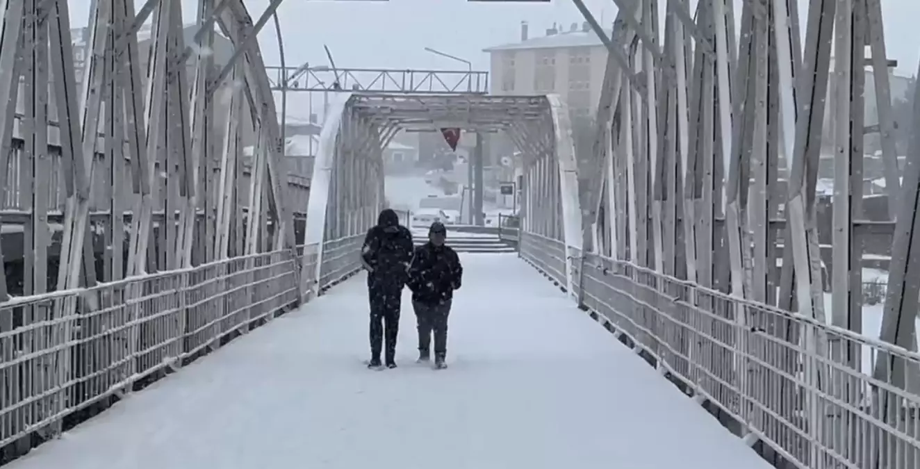 Ardahan'da kar yağışı ulaşımı etkiledi