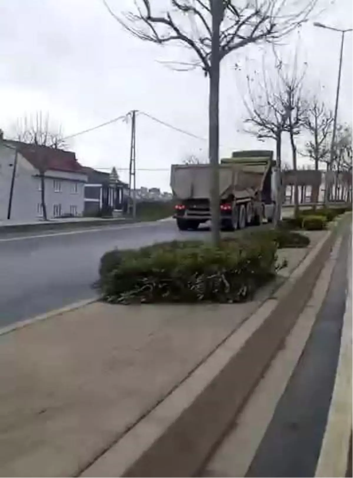 Arnavutköy'de hafriyat kamyonu ters yöne girerek süratle ilerledi