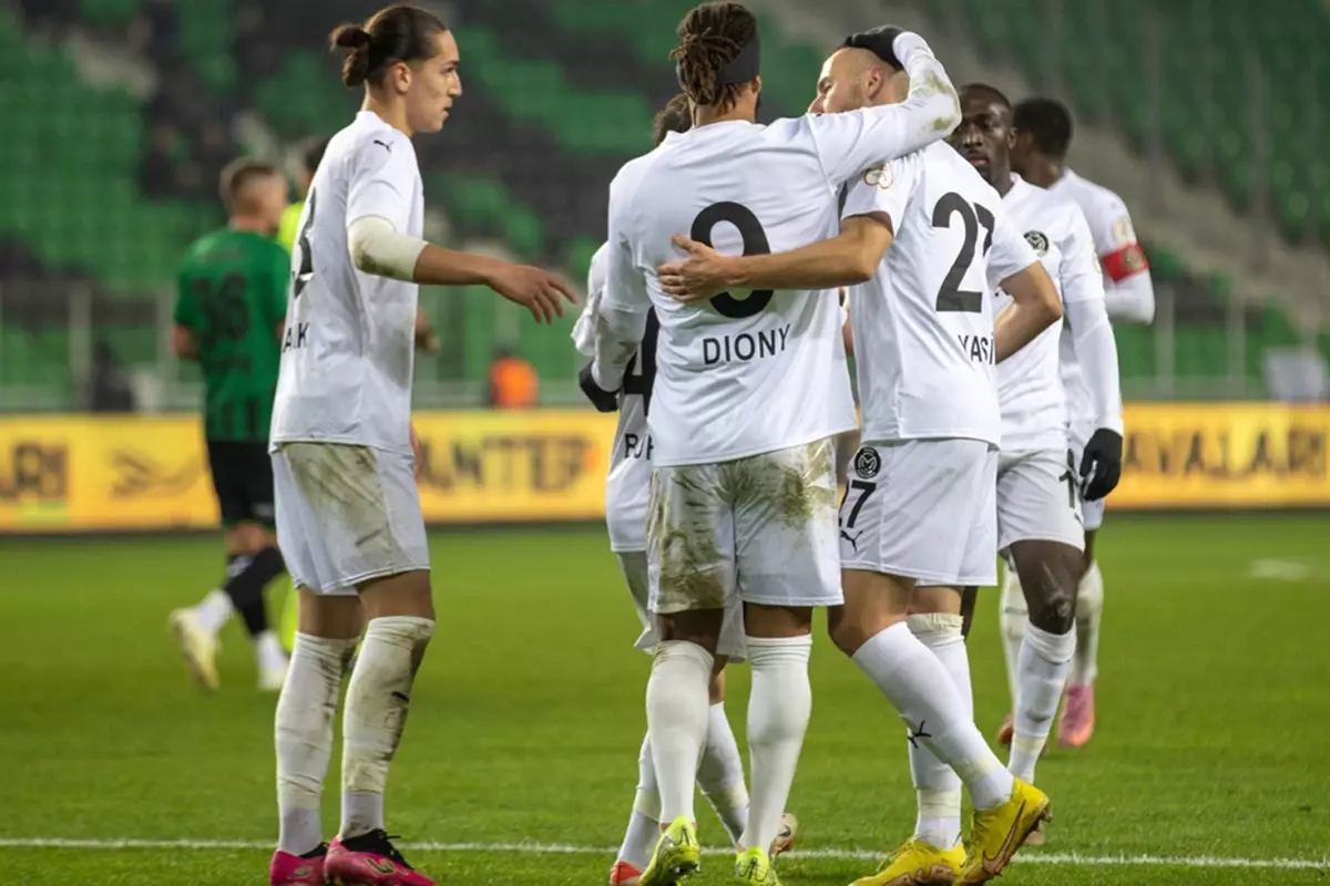 Bahisten PFDK'ya sek edilen hakeme maç verdiler