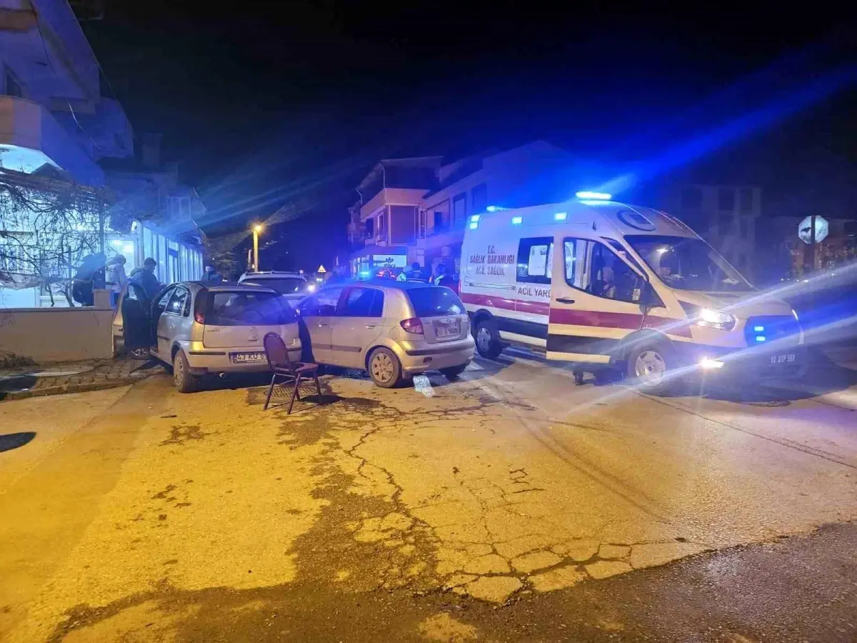 Balıkesir'de kavşakta 3 araç kaza yaptı