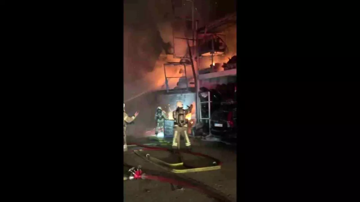 Başakşehir Atatürk Oto Sanayi Sitesi'nde çıkan yangında 1 kişi hayatını kaybetti