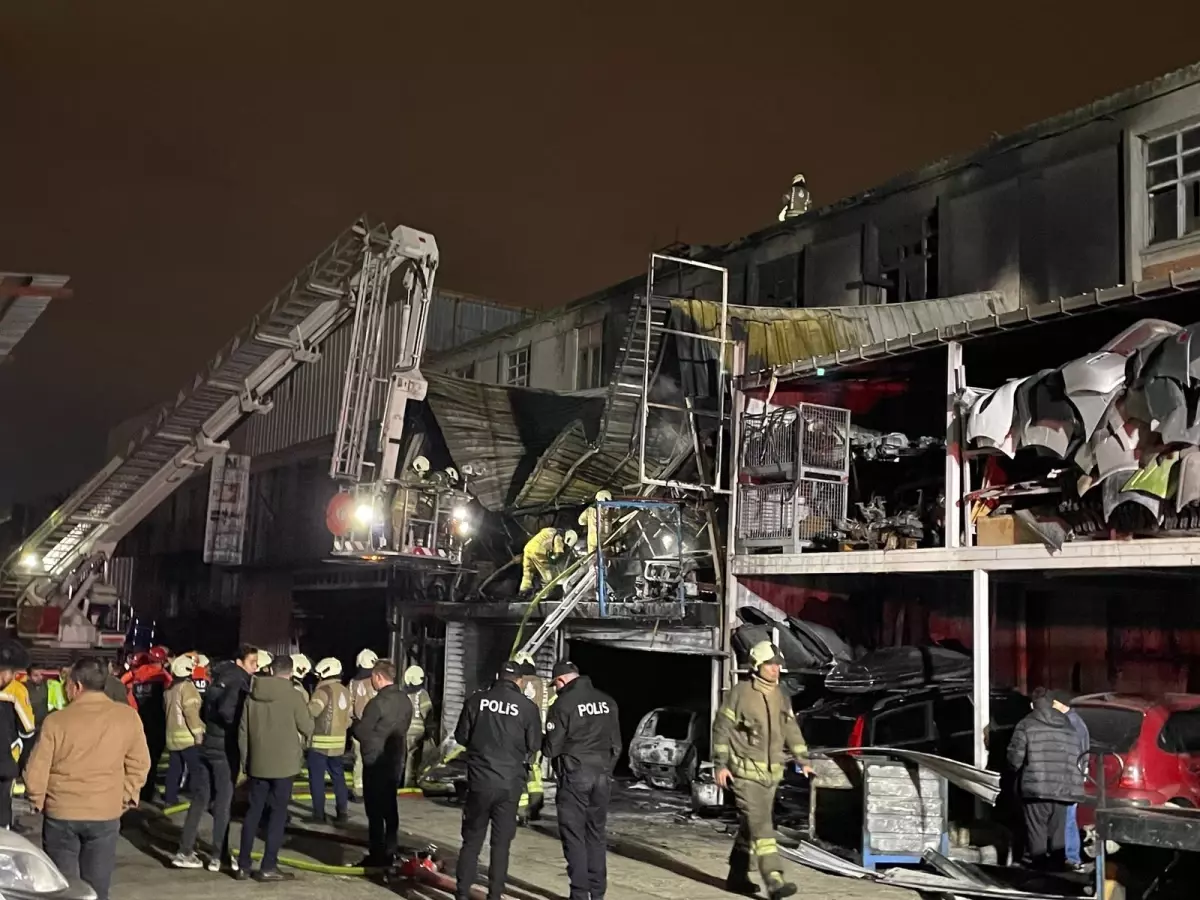 Başakşehir'de 2 katlı iş yerinde yangın