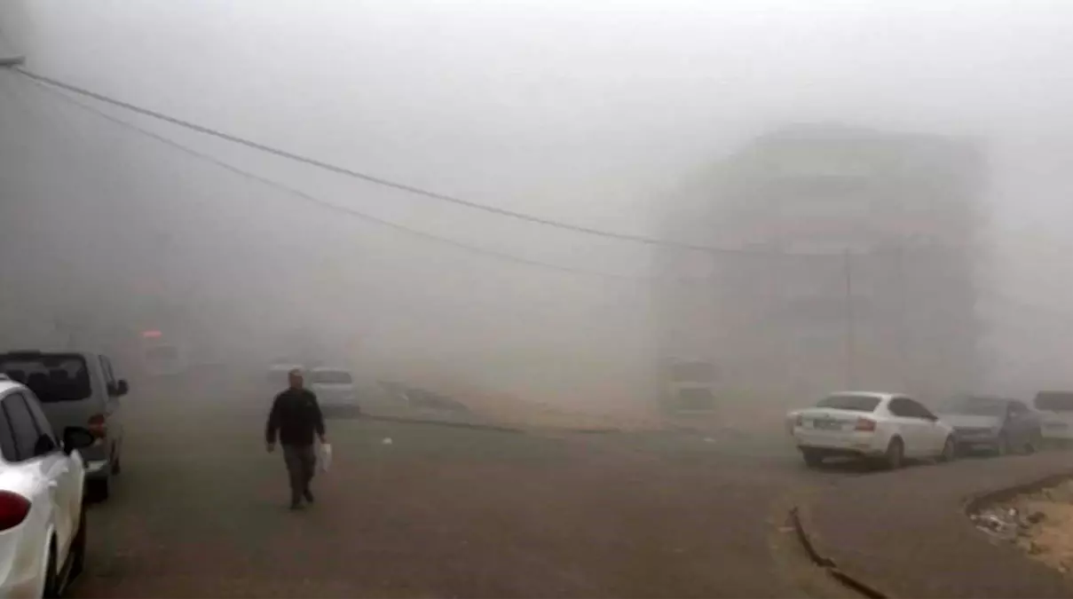 Besni'de yoğun sis ve sağanak yağış hayatı olumsuz etkiledi