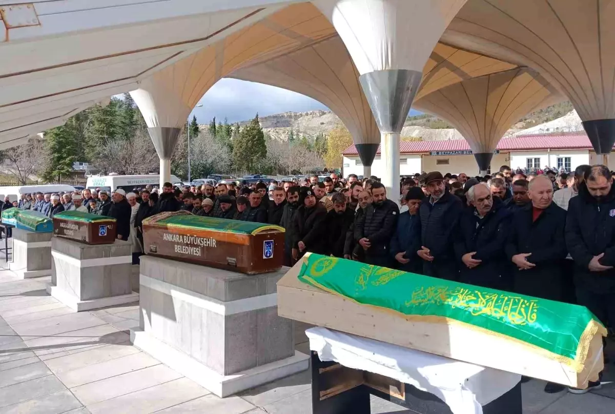 Beypazarı'nda trafik kazasında vefat eden çift ve bebekleri son yolculuğuna uğurlandı