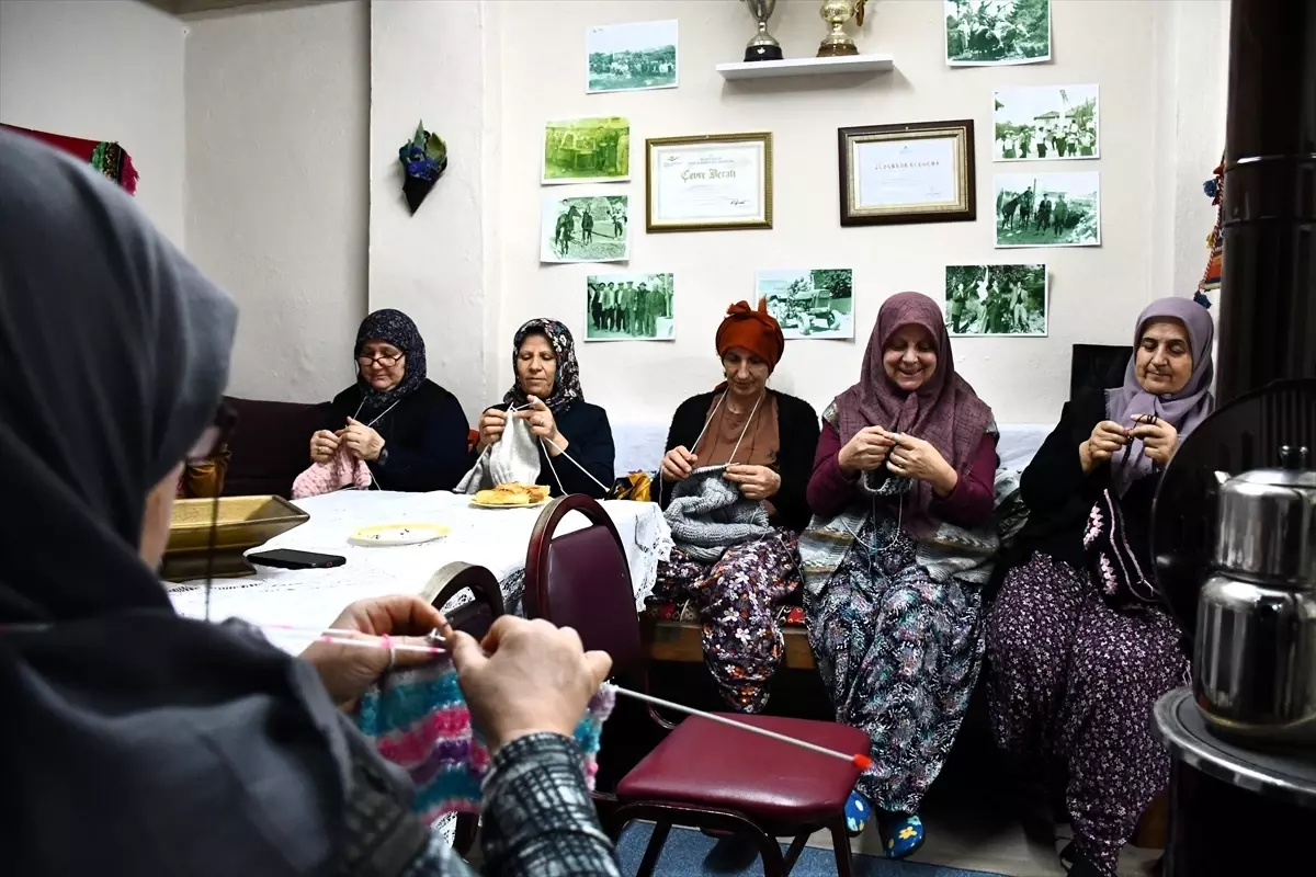 Bilecikli kadınlar günün stresini kurdukları kahvehanede atıyor