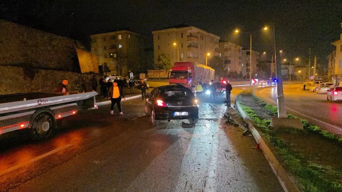 Bursa'da devrilen otomobildeki 3 kişi yaralandı