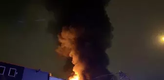 Bursa'da plastik kalıp atölyesinde başlayıp bitişiğindeki iş yerine sıçrayan yangına müdahale ediliyor