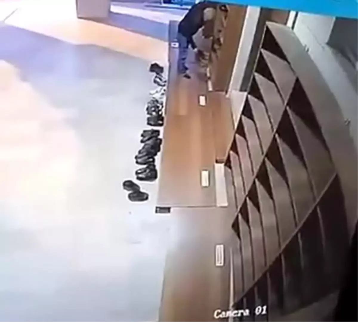 Camide ayakkabı hırsızlığı