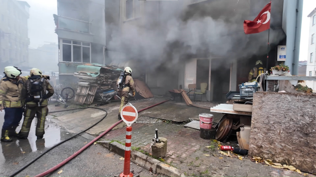 حريق في ورشة الأثاث في تشكمكوي أثار الذعر: المبنى المكون من 3 طوابق أصبح غير صالح للاستخدام