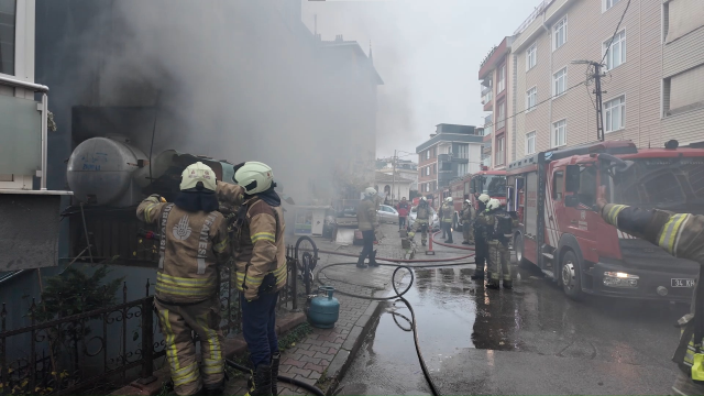 حريق في ورشة الأثاث في تشكمكوي أثار الذعر: المبنى المكون من 3 طوابق أصبح غير صالح للاستخدام