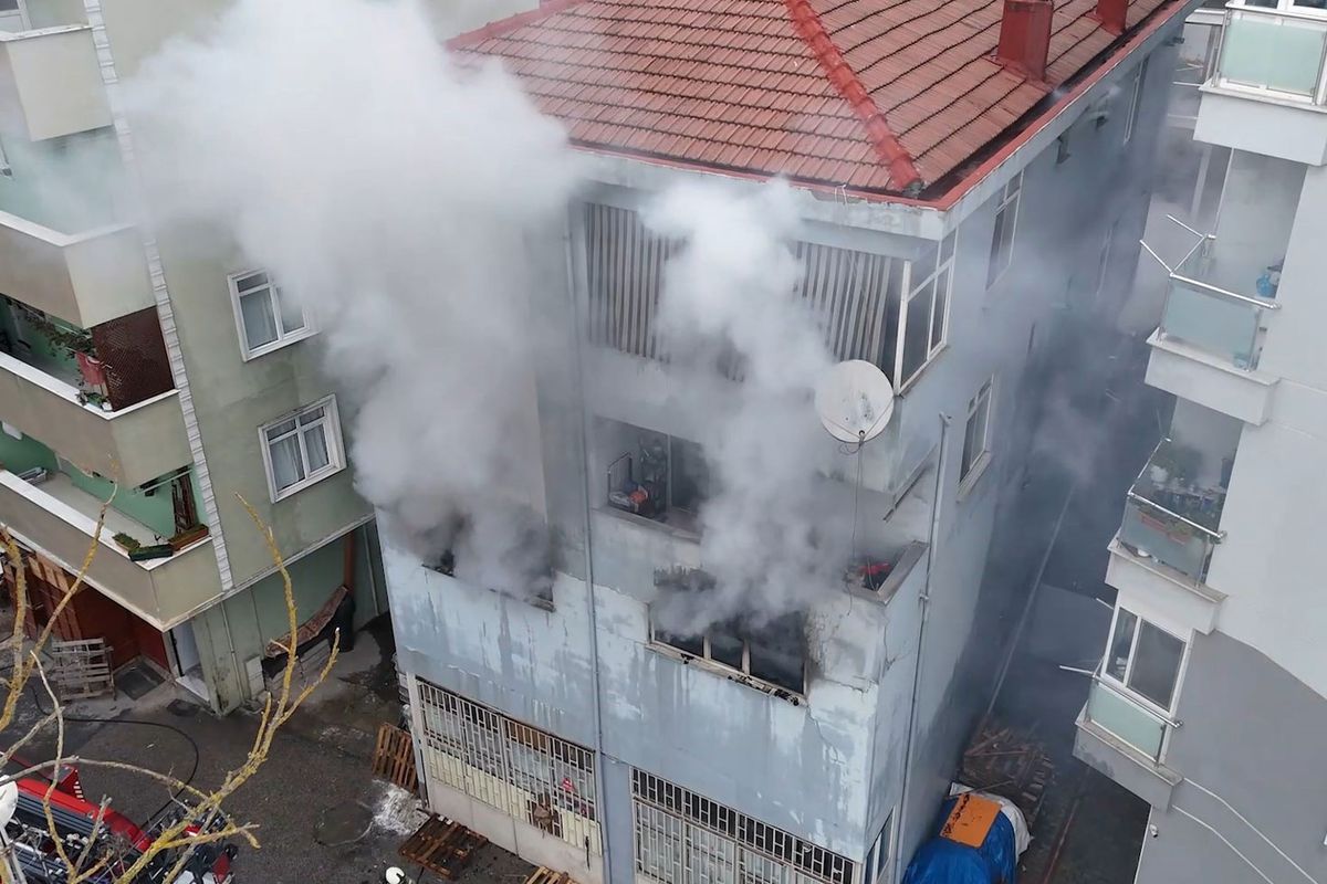 Çekmeköy'de mobilya atölyesinde çıkan yangın korkuttu: 3 katlı bina kullanılamaz hale geldi
