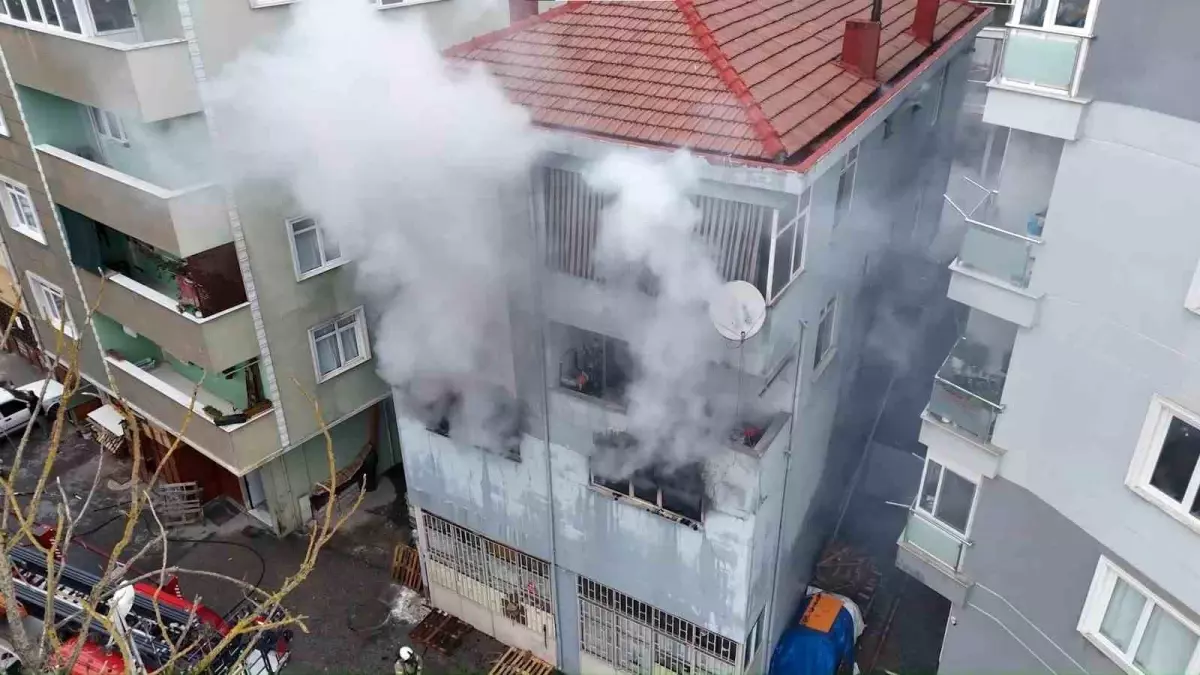 Çekmeköy'de mobilya atölyesinde çıkan yangın korkuttu: 3 katlı bina kullanılamaz hale geldi