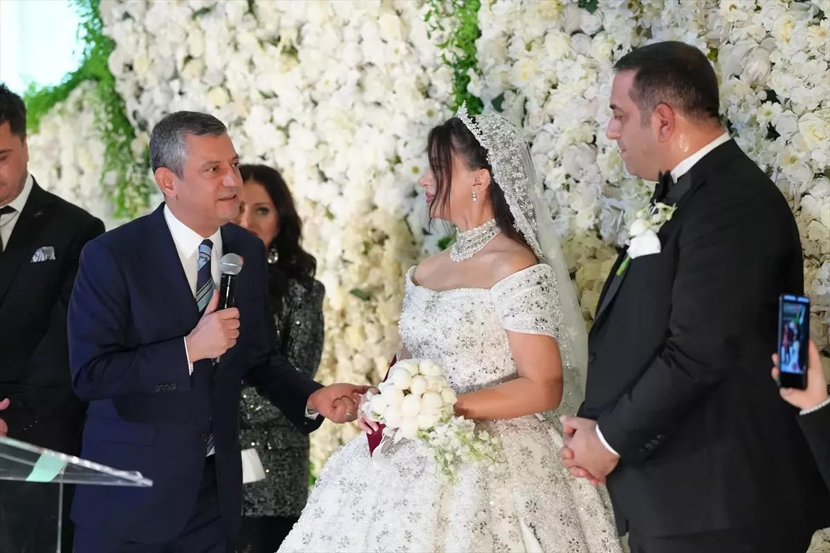 CHP Genel Başkanı Özgür Özel, Narlıdere Belediye Başkanı Uzun'un nikah törenine katıldı