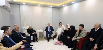 Cumhurbaşkanı Erdoğan ile MHP lideri Bahçeli, depremzede aileyi yeni yuvasında ziyaret etti