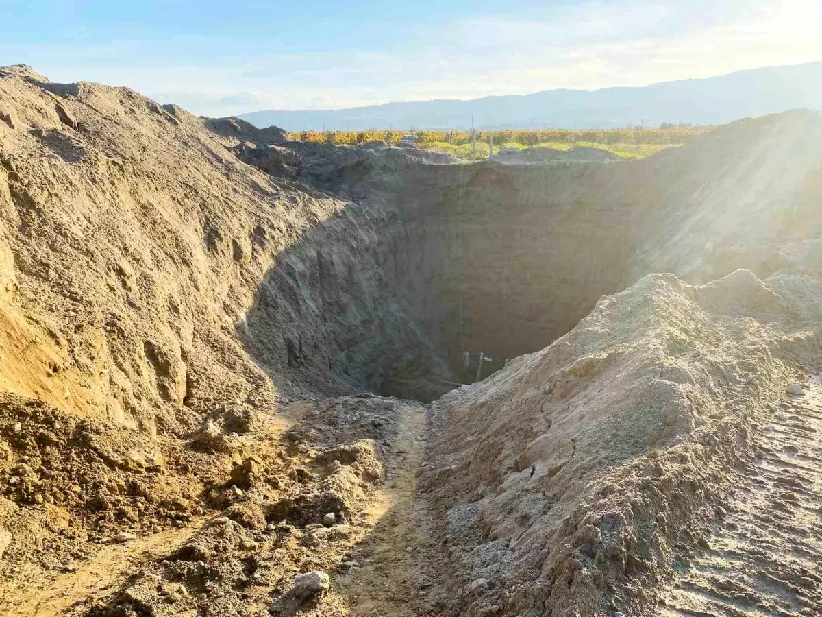 Devasa çukur kazıp tarihi eser aradılar