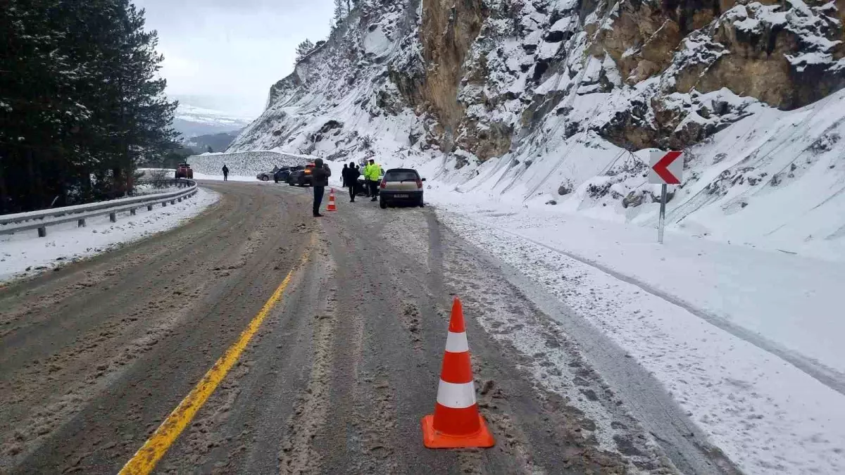 Domaniç-İnegöl karayolunda üç ayrı kaza: 5 araçta maddi hasar oluştu