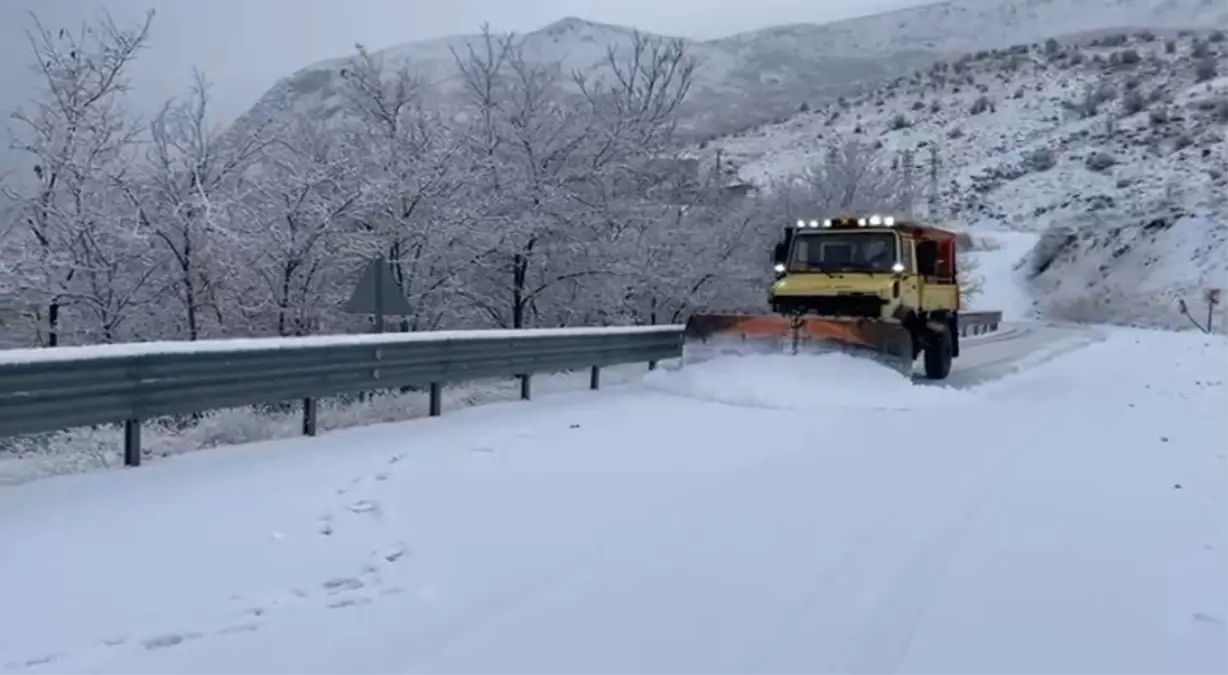 Elazığ'da 23 köy yolu kardan ulaşıma kapandı