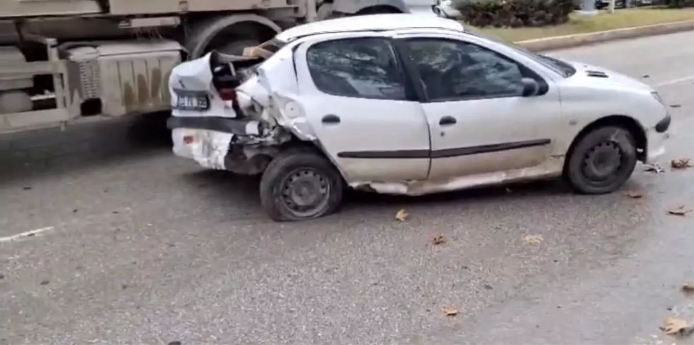 Elazığ'da iki otomobil çarpıştı: 1'i ağır 2 yaralı