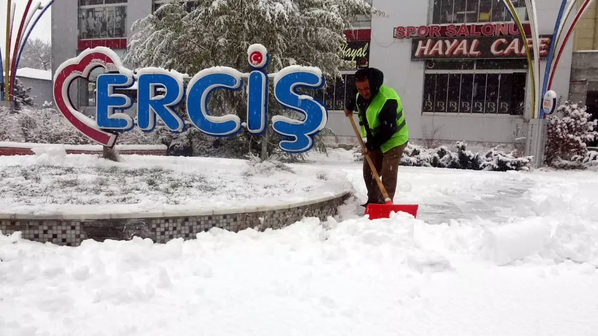 Erciş'te Kar Yağışı Etkili Oldu