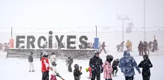 Erciyes'te pistler kayakseverlerle doldu