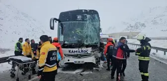 Erzincan'da otobüsün tıra çarptığı kazada 3 kişi yaralandı