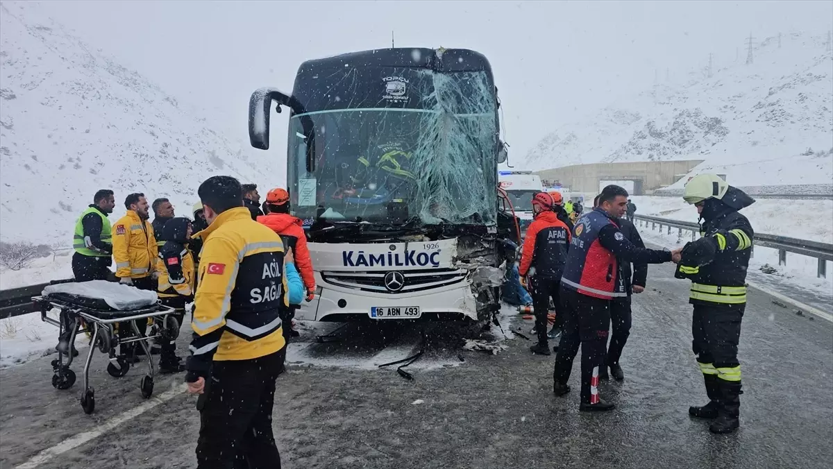 Erzincan'da otobüsün tıra çarptığı kazada 3 kişi yaralandı