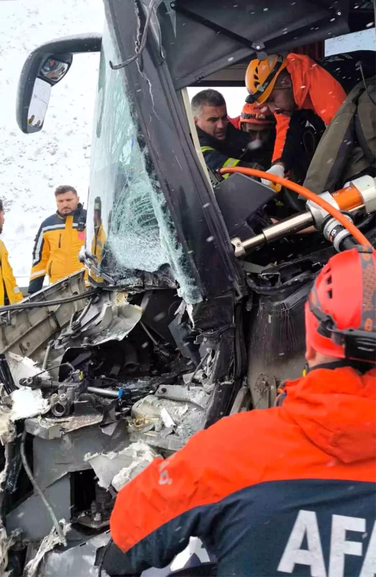 Erzincan'da yolcu otobüsü tıra çarptı: 3 yaralı