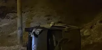 Erzurum'da kayganlaşan yolda devrilen otomobilin sürücüsü yaralandı