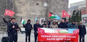 Erzurum'da sağlık çalışanları Gazze için 'sessiz yürüyüş'lerini 111. haftada kar yağışı altında yaptı